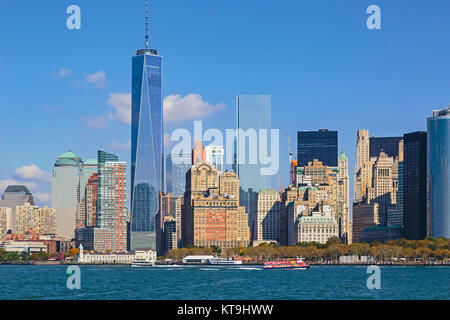 New York, nello Stato di New York, Stati Uniti d'America. Manhattan visto da New York Bay. L'alto edificio è un centro mondiale del commercio, noto anche come 1 W Foto Stock