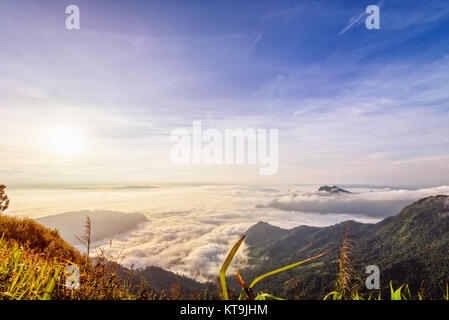 Sunrise sulle nubi in Thailandia Foto Stock