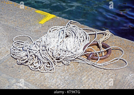 Dock di ormeggio con corde nautiche catene Foto Stock