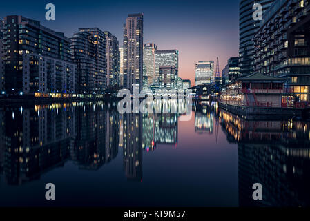 Tramonto su Millwall Inner Dock a Canary Wharf, Londra Foto Stock