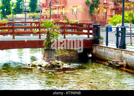 Ponte pedonale attraverso il fiume Foto Stock