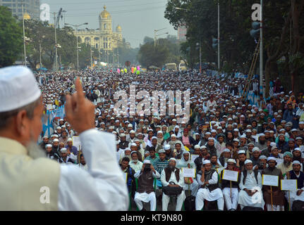 Kolkata, India. Xxi Dec, 2017. Stato del Bengala Occidentale Jamait Ulama -E-Hind attivisti e sostenitori nel corso di una protesta pacifica la raccolta per il riconoscimento della Palestina come Stato libero e di protesta contro Trump's aggressione sulla Palestina, il 21 dicembre 2017 in Kolkata, India. Credito: Sanjay Purkait/Pacific Press/Alamy Live News Foto Stock