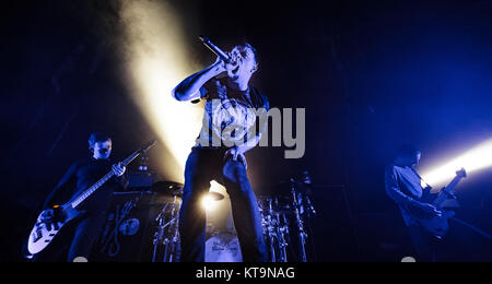 Il Britannico metalcore band architetti esegue un concerto dal vivo a VEGA in Copenhagen. Qui la cantante Sam Carter è visto dal vivo sul palco. Danimarca, 28/01 2016. Foto Stock