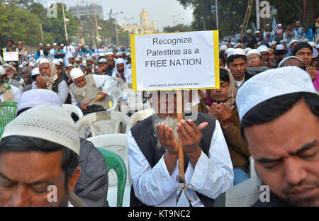 Kolkata, India. Xxi Dec, 2017. Un musulmano indiano uomo preghiera per la al-Aqsa moschea nella Città Vecchia di Gerusalemme.Stato del Bengala Occidentale Jamait Ulama -E-Hind attivisti e sostenitori nel corso di una protesta pacifica la raccolta per il riconoscimento della Palestina come Stato libero e di protesta contro Trump's aggressione sulla Palestina, il 21 dicembre 2017 in Kolkata, India. Credito: Sanjay Purkait/Pacific Press/Alamy Live News Foto Stock