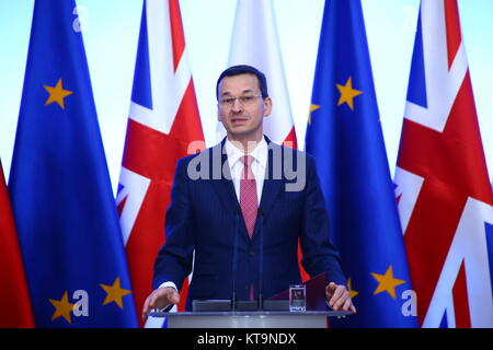 Varsavia, Polonia. Xxi Dec, 2017. Il Primer Mateusz Morawiecki terrà conferenza stampa congiunta dopo colloqui bilaterali con il Primo Ministro britannico Theresa Maggio su Brexit, la sicurezza comune e la cooperazione nel settore della difesa durante la sua visita ufficiale a Varsavia. Credito: Jakob Ratz/Pacific Press/Alamy Live News Foto Stock