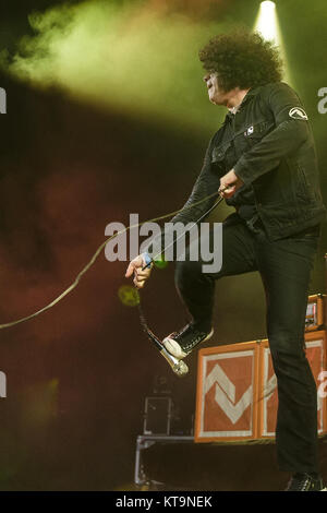 La American post-band hardcore al Drive-In esegue un concerto dal vivo presso il danese Roskilde Festival 2016. Qui la cantante Cedric Bixler è energetico il pompaggio intorno allo stadio. Danimarca, 29/06 2016. Foto Stock