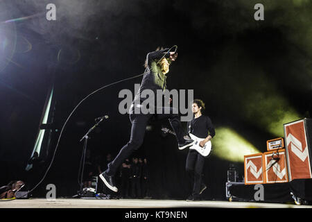 La American post-band hardcore al Drive-In esegue un concerto dal vivo presso il danese Roskilde Festival 2016. Qui la cantante Cedric Bixler è energetico il pompaggio intorno allo stadio. Danimarca, 29/06 2016. Foto Stock