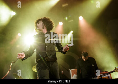 La American post-band hardcore al Drive-In esegue un concerto dal vivo presso il danese Roskilde Festival 2016. Qui la cantante Cedric Bixler è energetico il pompaggio intorno allo stadio. Danimarca, 29/06 2016. Foto Stock