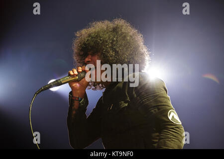 La American post-band hardcore al Drive-In esegue un concerto dal vivo presso il danese Roskilde Festival 2016. Qui la cantante Cedric Bixler è energetico il pompaggio intorno allo stadio. Danimarca, 29/06 2016. Foto Stock