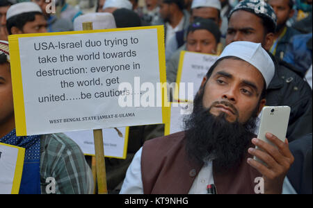 Kolkata, India. Xxi Dec, 2017. Un musulmano indiano prendere parte una riunione di protesta contro la Trump's aggressione sulla Palestina in Kolkata. Stato del Bengala Occidentale Jamait Ulama -E-Hind attivisti e sostenitori nel corso di una protesta pacifica la raccolta per il riconoscimento della Palestina come Stato libero e di protesta contro Trump's aggressione sulla Palestina, il 21 dicembre 2017 in Kolkata, India. Credito: Sanjay Purkait/Pacific Press/Alamy Live News Foto Stock