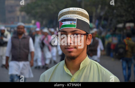 Kolkata, India. Xxi Dec, 2017. Un indiano la gioventù musulmana tenere una testina del nero band che sono impegnative per salvare la al-Aqsa moschea nella Città Vecchia di Gerusalemme.Stato del Bengala Occidentale Jamait Ulama -E-Hind attivisti e sostenitori nel corso di una protesta pacifica la raccolta per il riconoscimento della Palestina come Stato libero e di protesta contro Trump's aggressione sulla Palestina, il 21 dicembre 2017 in Kolkata, India. Credito: Sanjay Purkait/Pacific Press/Alamy Live News Foto Stock