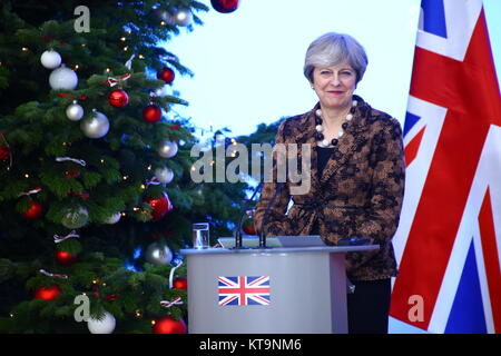 Varsavia, Polonia. Xxi Dec, 2017. Il Primer Mateusz Morawiecki terrà conferenza stampa congiunta dopo colloqui bilaterali con il Primo Ministro britannico Theresa Maggio su Brexit, la sicurezza comune e la cooperazione nel settore della difesa durante la sua visita ufficiale a Varsavia. Credito: Jakob Ratz/Pacific Press/Alamy Live News Foto Stock