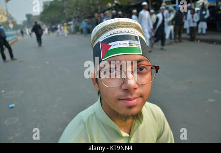 Kolkata, India. Xxi Dec, 2017. Un India giovani musulmani tenere una testina del nero band che sono impegnative per salvare la al-Aqsa moschea nella Città Vecchia di Gerusalemme.Stato del Bengala Occidentale Jamait Ulama -E-Hind attivisti e sostenitori nel corso di una protesta pacifica la raccolta per il riconoscimento della Palestina come Stato libero e di protesta contro Trump's aggressione sulla Palestina, il 21 dicembre 2017 in Kolkata, India. Credito: Sanjay Purkait/Pacific Press/Alamy Live News Foto Stock