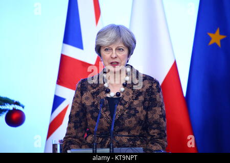 Varsavia, Polonia. Xxi Dec, 2017. Il Primer Mateusz Morawiecki terrà conferenza stampa congiunta dopo colloqui bilaterali con il Primo Ministro britannico Theresa Maggio su Brexit, la sicurezza comune e la cooperazione nel settore della difesa durante la sua visita ufficiale a Varsavia. Credito: Jakob Ratz/Pacific Press/Alamy Live News Foto Stock