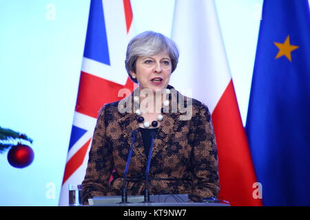 Varsavia, Polonia. Xxi Dec, 2017. Il Primer Mateusz Morawiecki terrà conferenza stampa congiunta dopo colloqui bilaterali con il Primo Ministro britannico Theresa Maggio su Brexit, la sicurezza comune e la cooperazione nel settore della difesa durante la sua visita ufficiale a Varsavia. Credito: Jakob Ratz/Pacific Press/Alamy Live News Foto Stock