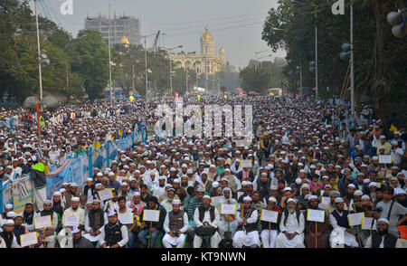 Kolkata, India. Xxi Dec, 2017. Stato del Bengala Occidentale Jamait Ulama -E-Hind attivisti e sostenitori nel corso di una protesta pacifica la raccolta per il riconoscimento della Palestina come Stato libero e di protesta contro Trump's aggressione sulla Palestina, il 21 dicembre 2017 in Kolkata, India. Credito: Sanjay Purkait/Pacific Press/Alamy Live News Foto Stock