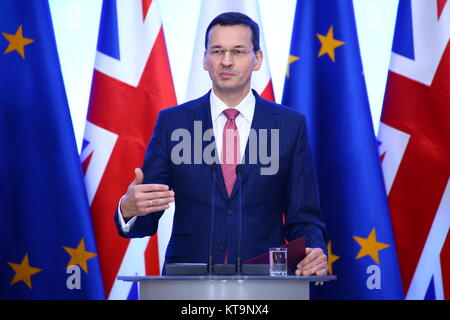 Varsavia, Polonia. Xxi Dec, 2017. Il Primer Mateusz Morawiecki terrà conferenza stampa congiunta dopo colloqui bilaterali con il Primo Ministro britannico Theresa Maggio su Brexit, la sicurezza comune e la cooperazione nel settore della difesa durante la sua visita ufficiale a Varsavia. Credito: Jakob Ratz/Pacific Press/Alamy Live News Foto Stock