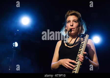 Canadian Ben Caplan e casual fumatori eseguire un concerto dal vivo a VEGA in Copenhagen. Qui il musicista e cantante Taryn Kawaja è visto dal vivo sul palco. Danimarca, 25/10 2016. Foto Stock