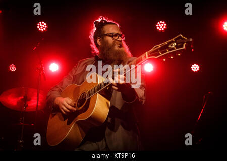 Canadian Ben Caplan e casual fumatori eseguire un concerto dal vivo a VEGA in Copenhagen. Qui il cantante Ben Caplan è visto dal vivo sul palco. Danimarca, 25/10 2016. Foto Stock