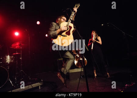 Canadian Ben Caplan e casual fumatori eseguire un concerto dal vivo a VEGA in Copenhagen. Qui il cantante Ben Caplan è visto dal vivo sul palco. Danimarca, 25/10 2016. Foto Stock