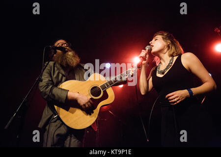 Canadian Ben Caplan e casual fumatori eseguire un concerto dal vivo a VEGA in Copenhagen. Qui il cantante Ben Caplan è visto dal vivo sul palco con Taryn Kawaja. Danimarca, 25/10 2016. Foto Stock