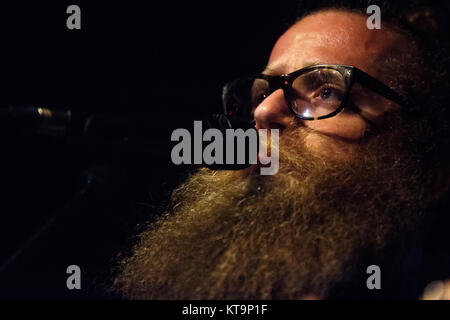 Canadian Ben Caplan e casual fumatori eseguire un concerto dal vivo a VEGA in Copenhagen. Qui il cantante Ben Caplan è visto dal vivo sul palco. Danimarca, 25/10 2016. Foto Stock