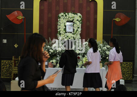 Thailandia. Xxi Dec, 2017. Una ventola tailandese della fine del Sud cantante coreano Kim Jong-Hyun mette su una nota per lui durante un memoriale detenute dal boy band di Thai fan club a Suthiwararam tempio. Kim, il 27-anno-vecchio cantante della popolarissima K-pop boy band SHINee, ha preso la sua vita in un hotel di Seoul camera su dicembre 18, con la sua morte invio di onda d'urto attraverso dei fan di tutto il mondo. Credito: Vichan Poti/Pacific Press/Alamy Live News Foto Stock