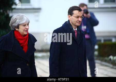 Regno Unito il Primo Ministro Theresa Maggio è arrivato per la visita ufficiale al designato Primo Ministro polacco Mateusz Morawiecki a Varsavia. Il Primer Mateusz Morawiecki terrà conferenza stampa congiunta dopo colloqui bilaterali con il Primo Ministro britannico Theresa Maggio su Brexit, la sicurezza comune e la cooperazione nel settore della difesa durante la sua visita ufficiale a Varsavia. Foto Stock