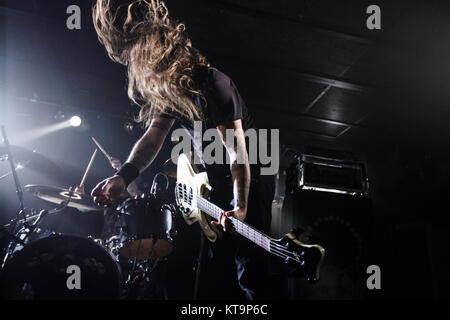 La tecnica americana heavy metal band Black Brosmio esegue un concerto dal vivo a Stengade in Copenhagen. Qui il bassista Corey Barhorst è visto dal vivo sul palco. Danimarca, 02/03 2015. Foto Stock