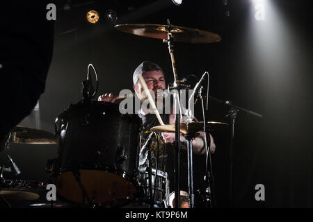 La tecnica americana heavy metal band Black Brosmio esegue un concerto dal vivo a Stengade in Copenhagen. Qui il batterista James Maggio è visto dal vivo sul palco. Danimarca, 02/03 2015. Foto Stock