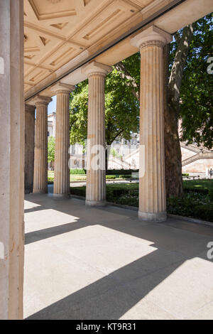 Laubengang mit Säulen vor der Alten Nationalgalerie di Berlino Foto Stock