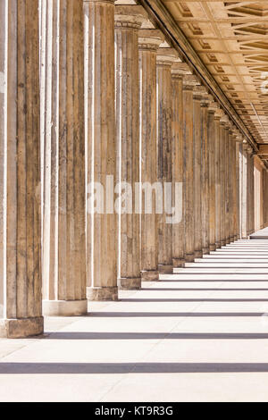 Laubengang mit Säulen vor der Alten Nationalgalerie di Berlino Foto Stock