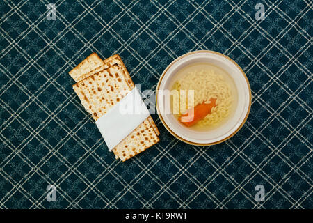 Matzah di palline in una ciotola di zuppa Foto Stock