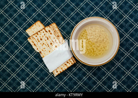 Matzah di palline in una ciotola di zuppa Foto Stock