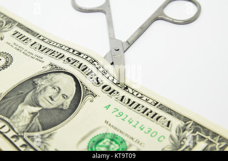 Forbici taglia attraverso un dollaro Foto Stock