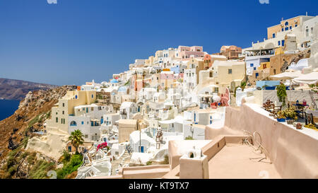 Vista di oia a Santorini e parte della caldera Foto Stock