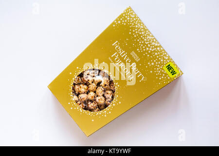 Scatola di Marks & Spencer festosa Berry Popcorn isolati su sfondo bianco - festive berry toffee rivestito di popcorn Foto Stock