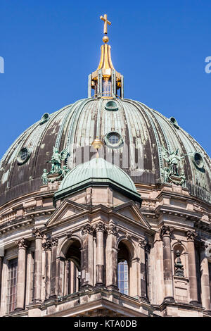 Hauptkuppel und Nebenkuppel des Berliner Dom mit vergoldetem Abschlusskreuz und vergoldeter Abschlusskugel. Foto Stock