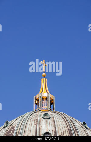 Hauptkuppel des Berliner Dom mit vergoldetem Abschlusskreuz Foto Stock