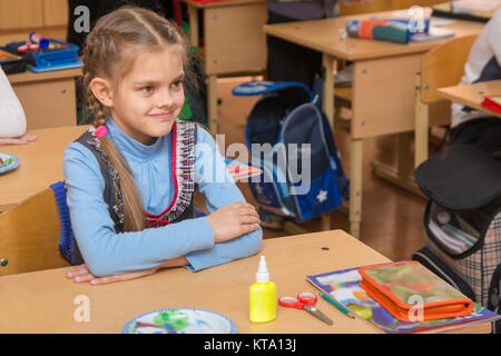 Felice primo classificatore ad una lezione nella scuola di tecnologia Foto Stock