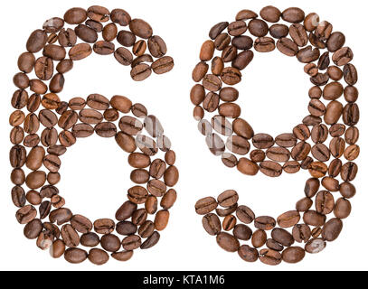 Numero arabo 69, sessanta nove, da chicchi di caffè, isolati su sfondo bianco Foto Stock