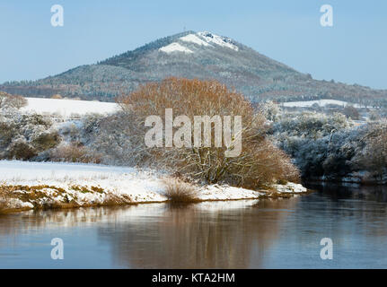 Il Wrekin e fiume Severn visto dal Ponte Cressage, Shropshire, Inghilterra, Regno Unito. Foto Stock