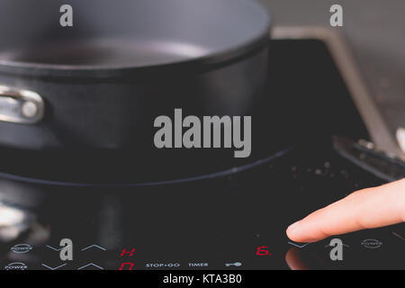 Cucinare è la commutazione su piani di cottura ad induzione Foto Stock