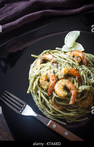 Pasta con gamberi e pesto Foto Stock