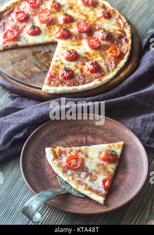 Pizza con pomodorini e mozzarella Foto Stock