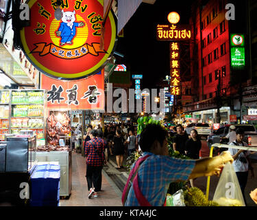 Un venditore ambulante vende Durian sul Yaorawat Road di Bangkok Chinatown, croccante anatra e insegne al neon molto tipico di Chinatown distretti. Foto Stock