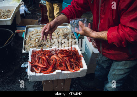 Crudo fresco frutti di mare sul contatore mercato del pesce Foto Stock