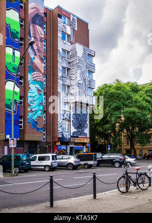 Berlino,Schöneberg, URBAN nazione artproject incoraggia gli artisti di strada per la decorazione di edifici a Bülowstrasse vicino a Berlino prima della street art museum Foto Stock