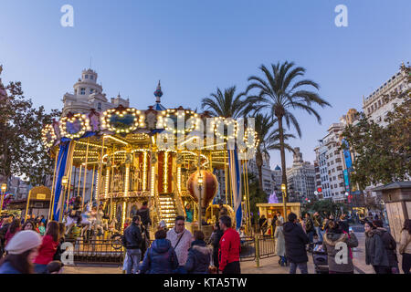 Valencia, Spagna - 16 DIC 2017: persone divertendosi in spirito natalizio su fiera di Natale con la giostra Modernisme sulla piazza del municipio di Valencia Foto Stock