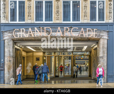 Ingresso e uscita per il Grand Arcade shopping centre in un giorno di pioggia a Cambridge, Inghilterra. Foto Stock